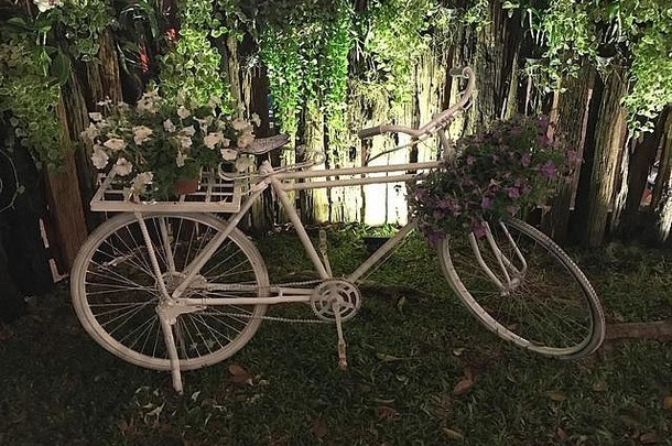 在花园里为婚礼装饰有鲜花的自行车