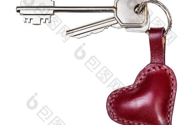 白色背景上手工制作的勃艮第真皮心形钥匙fob切口上的一串门钥匙