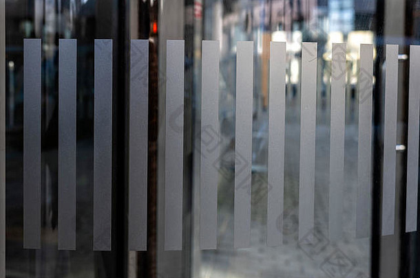 企业商业大厦现代安全玻璃门碎片的特写镜头。-形象