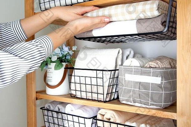 床上表羽绒被涵盖了毛巾折叠垂直金属织物黑色的篮子概念做家务存储