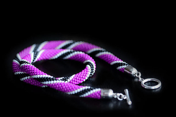 串珠项链紫色的黑色的白色颜色黑暗背景关闭