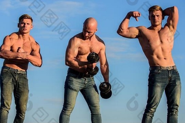身体利用蛋白质来构建新的肌肉。强壮的男人以蓝天为背景。一群肌肉发达的男人。运动健美运动员。体育概念。肌肉发达的身体。肌肉发达意味着力量强大。力量越大，肌肉就越多。