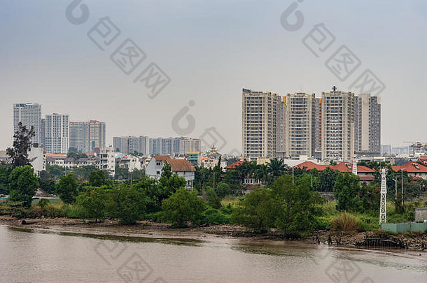 越南<strong>胡</strong>志明市——2019年3月12日：宋西贡河。发展更好的住宅和高层公寓，绿叶夹心