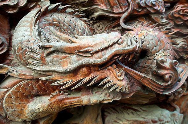 中国桂林的棕色木雕龙