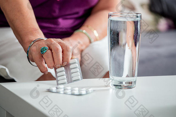 关闭高级女人采取钙补充平板电脑药片ω石油玻璃水营养补充体育运动饮食概念胶囊