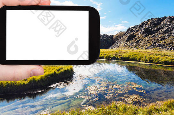 旅游概念-秋季在smartpho上拍摄冰岛高地地区Fjallabak自然保护区Landmannalaugar地区的Shot河旅游照片