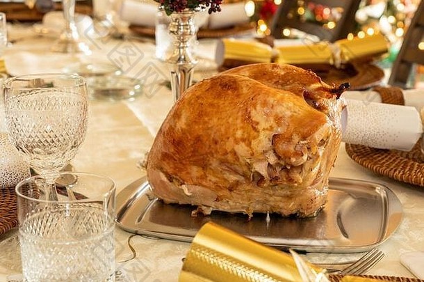 火鸡乳房皇冠准备好了雕刻传统的英国圣诞节午餐表格设置