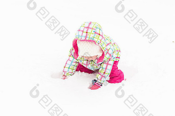 蹒跚学步的女孩玩新鲜的雪