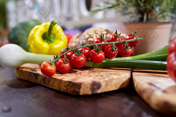 木质白色桌子上的蔬菜品种。选择<strong>夏秋</strong>蔬菜，空间为文字