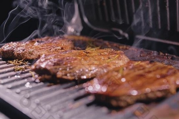 美味多汁的肉排在烤架上烹饪。用电烤箱煎牛肉，迷迭香，黑胡椒，盐。慢动作。