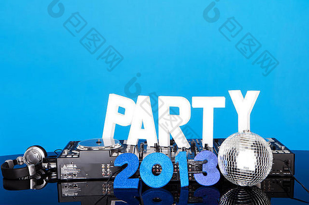 聚会，派对背景音乐混合甲板镜像迪斯科球刻字蓝色的背景Copyspace