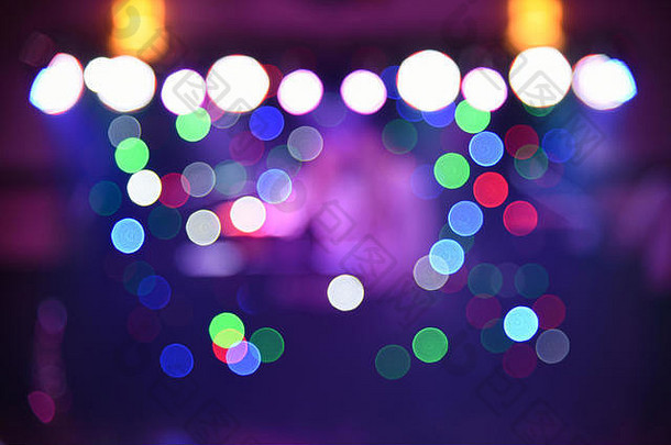 模糊的彩色背景，舞会上的灯光，文字叠加的设计师背景