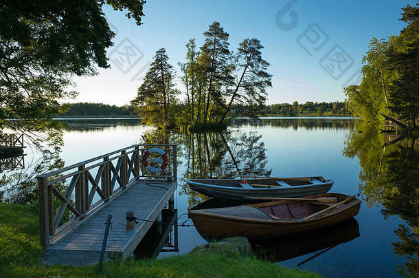 瑞典湖中的两艘小船。美丽的自然风景图片。温暖的夏夜。宁静祥和的户外图片。美好快乐