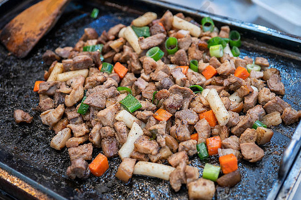 煎黑色的猪肉餐韩国传统的市场美味的朝鲜文食物厨房胡萝卜葱绿色洋葱关闭复制空间