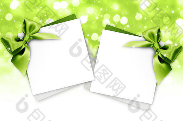 礼物卡片绿色丝带弓孤立的绿色模糊灯圣诞节背景