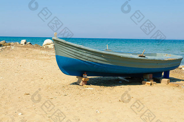 在希腊扎金托斯岛的海滩上划船