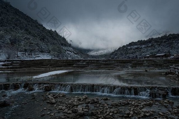 下雪早期早....瀑布景观玉龙山云南中国