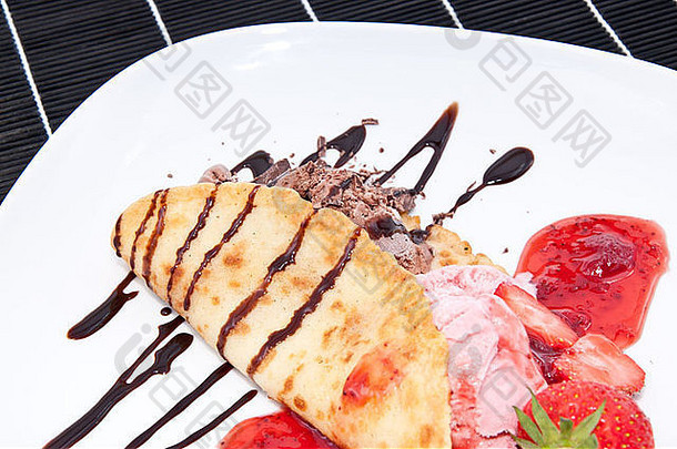 在黑色背景的盘子上混合草莓和巧克力冰淇淋