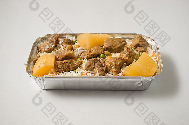 米饭和牛肉、土豆一起放在铝箔盒里外卖