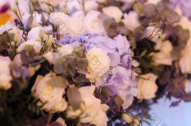 婚礼花束餐厅表格蓝色的白色花玫瑰绣球花