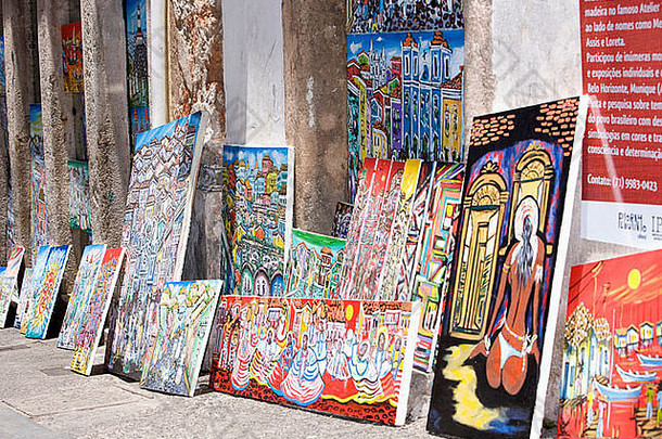 五颜六色的原始绘画在巴西作为旅游纪念品出售