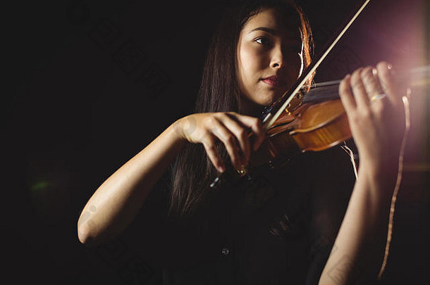 女学生拉小提琴
