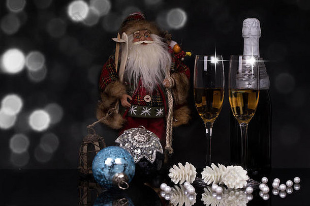 酒眼镜香槟圣诞老人老人圣诞节饰品黑色的背景反射复制空间快乐圣诞节快乐