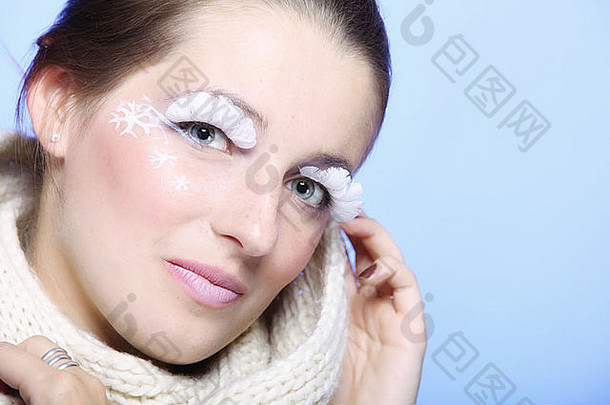关闭冬天时尚美女人温暖的围巾时尚的有创意的使假长白色眼睛睫毛蓝色的背景