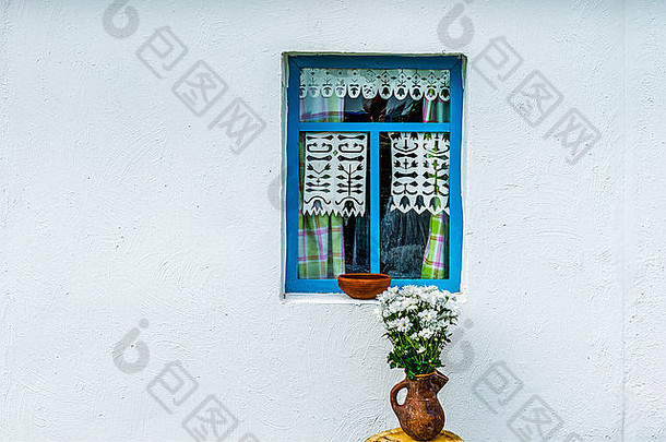 白色墙国家农民房子蓝色的窗口陶器盆地窗口窗台上