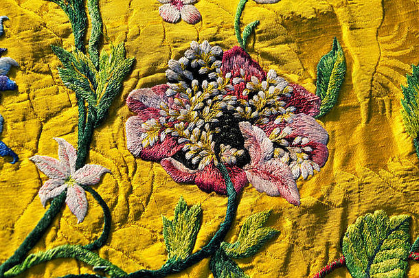 这件17-18世纪的刺绣品可以追溯到1740年以前。这是一块带有宝塔和花朵图案的丝绸织锦织物的罕见幸存者