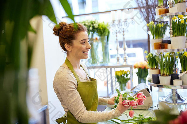 微笑的花店女店员在花店做花束