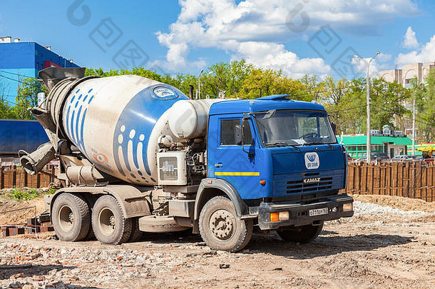 KAMAZ混凝土搅拌车在道路施工中的应用