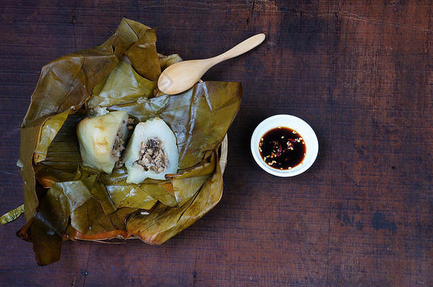 越南食物，半焦或金字塔形的米粉饺子，里面装满了猪肉，葱，美味的街头食物，来自大米
