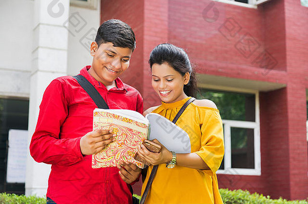 年轻的<strong>大</strong>学生男女学生朋友一起读书，在校外学习教育