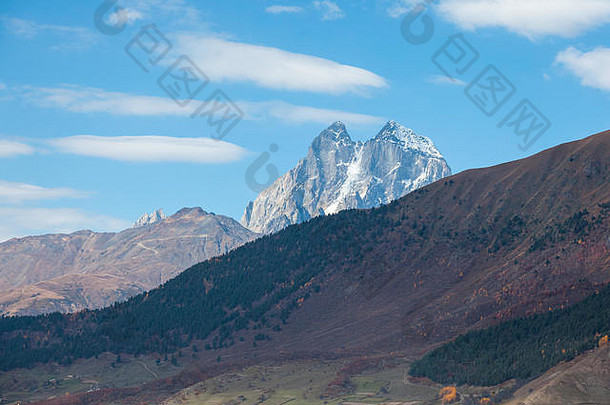 乔治亚州斯瓦内蒂地区乌什巴山的两座岩石高峰。高加索