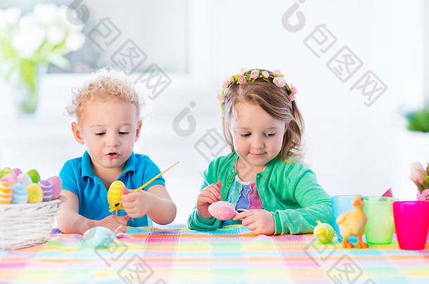 孩子们画彩蛋。孩子们画和装饰复活节彩蛋。春天，幼儿和学龄前儿童在室内玩耍。用spr装饰家