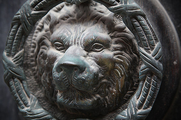马耳他人有装饰华丽的门环的传统，比如在首都瓦莱塔的门上挂着一只名叫aas thjis lion的脸。
