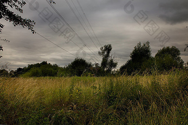 <strong>来袭</strong>的风暴云正在一片杂草丛生的田野上近。