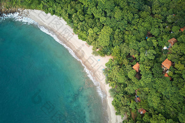 美丽多彩干净的海滩度假村鸟瞰无人机视图