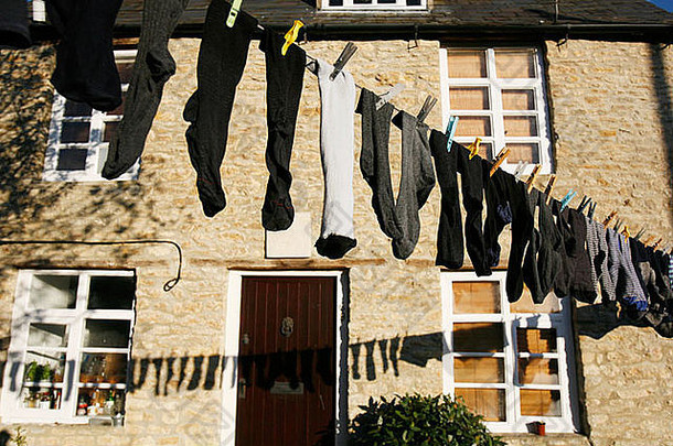 一种不同袜子的混合物，悬挂在外面的洗涤线上晾干。