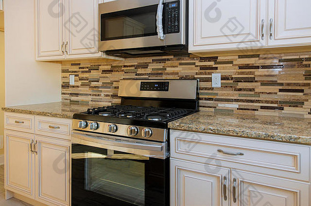 令人惊叹的新现代白色厨房和煤气炉，配有新烤箱