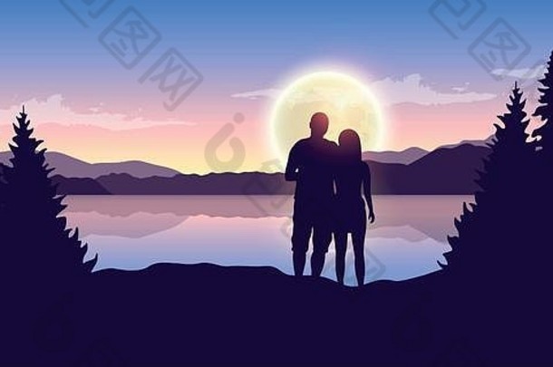 这对年轻夫妇在美丽的湖边看满月