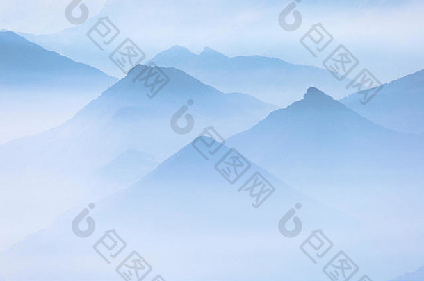法国阿尔卑斯山脉的蓝色山脊。