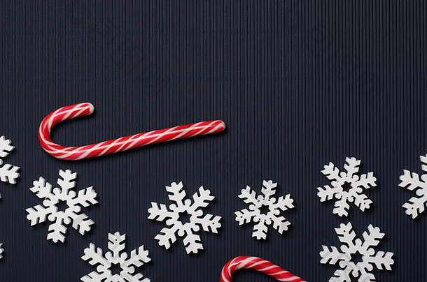 糖果拐杖木雪花蓝色的背景前视图圣诞节概念