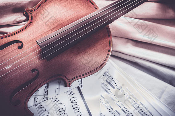 旧小提琴躺在乐谱上，音乐理念