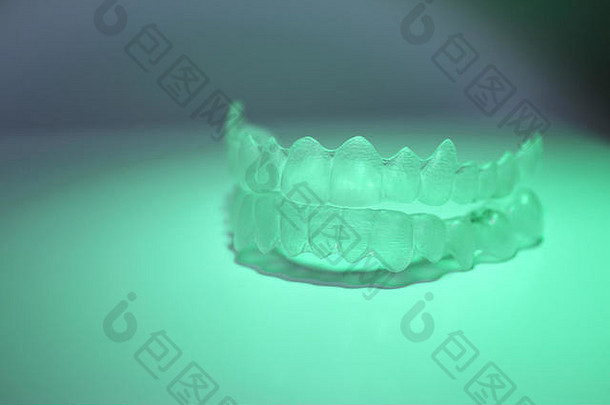 牙科诊所牙医手术中的正畸临时可移动矫正器