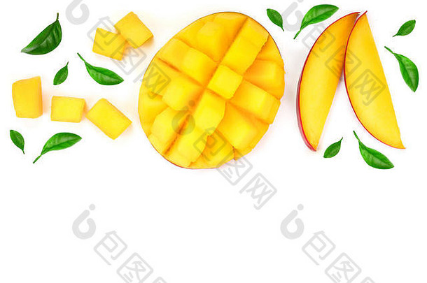 芒果和芒果片装饰着白色背景上的叶子，并留有文本的空间。俯视图