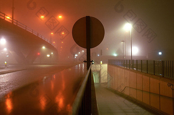 英国伯明翰佩里巴尔机场夜间浓雾中A34飞机旁的<strong>人</strong>行横道