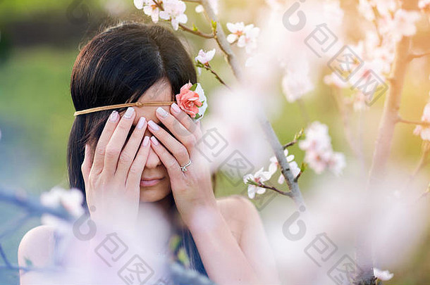 年轻的女人封面眼睛开花树