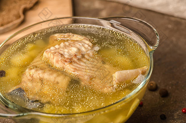 新鲜的鱼汤鲟鱼土豆透明的板装饰香料黑麦面包石头背景健康的吃关闭